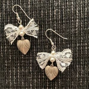 Vintage 1980’s silver metal heart earrings with white lace bow
